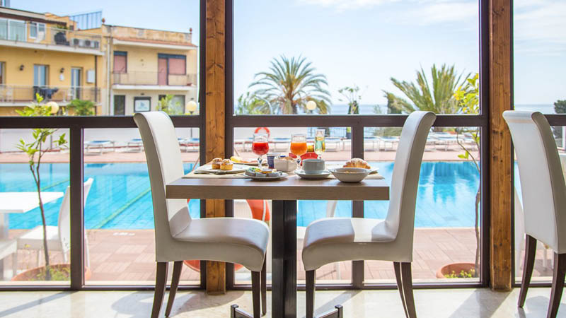 Nyd en dejlig morgenmad p Hotel Villa Esperia, Sicilien